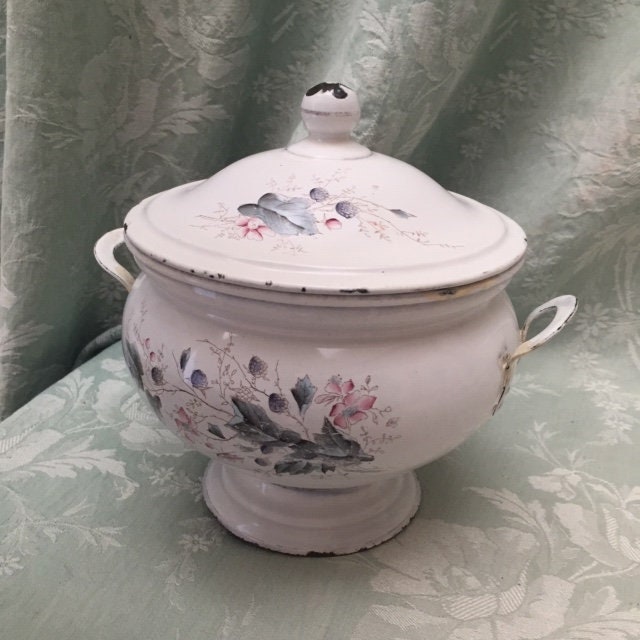 rare petite taille 1l1/2 n&b émaillé sur pieds soupière à soupe fleurs et baies roses blanches, collection de décorations cuisine ferme