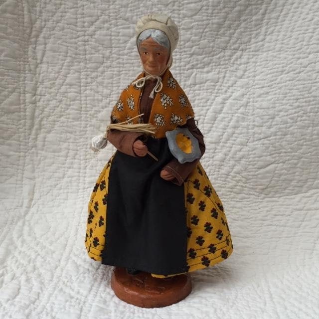 Santon Provence Vintage Crèche de Noël Figure Grandma et Aïoli Boutis Matelassé Jupe Fichu Tenue Tra