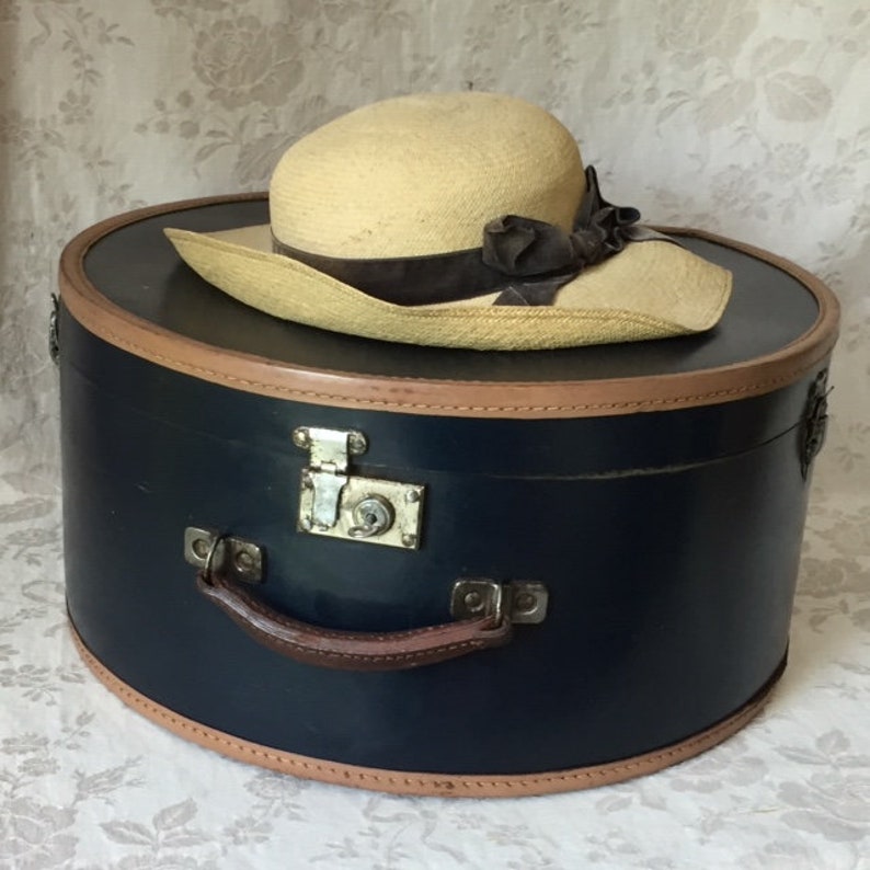 +++ Superb Elegant Antique FRENCH HATBOX Navy Beige Detailing with Lady/'s Vintage STRAWHAT Faded Velvet Ribbon Early 1900/'s Interior Design