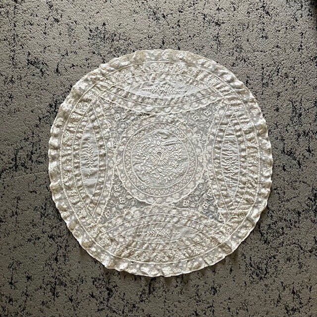 Rare Large 25"D Superb DOILY NORMANDY Lace with VALENCIENNES Dentelle All Hand-made Napperon Early 1900s 65cmD Gueridon Centerpiece Lovely !