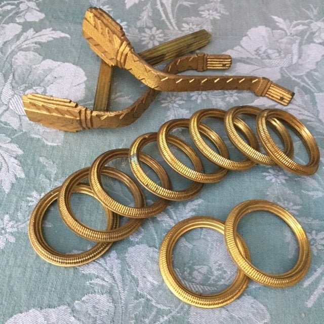1930 Art Deco Set Vintage Français Rideau Tie Backs Holdbacks Crochets + 10 Anneaux Dorés Ornements