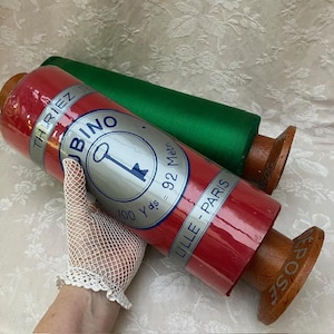 Fab 15.75&quot;H Vtg French GiANT CoLLECTABLE FACTiCE Dummy THREAD SPOOL HABERDAsHERY SToRE Display ADVERTISiNG TUBINo PARiS Green/Red Spools