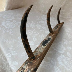 Antique IRON BUTCHERs HOOKS Vintage French Heavy 5 Solid Sharp Rusty TEETH or Peaks Great Patina INDUSTRiAL KiTCHEN Objet de Métier Indus