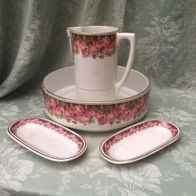 Fab 1925 4Pcs Washing Set Multitude Magnifique Pink Roses et Dentelle Pichet Bassin/Bol Brosse Peign