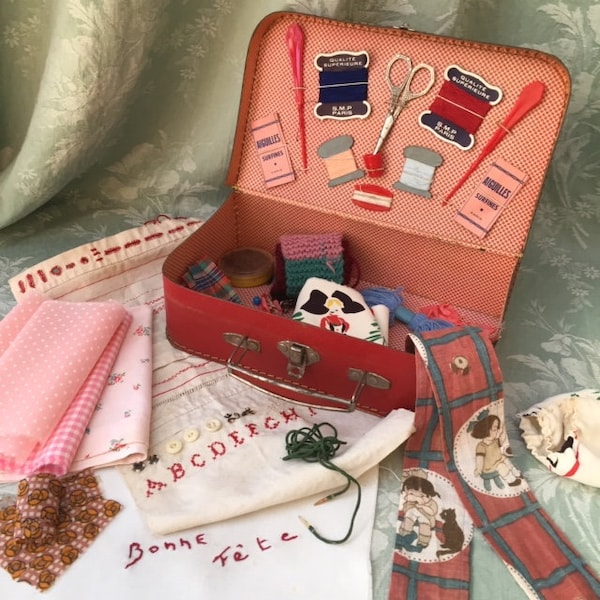 Petite valise/boîte à coudre pour petite écolière française du milieu du siècle avec accessoires en tissu SAMPLER jouet d'enfant jouet des années 50