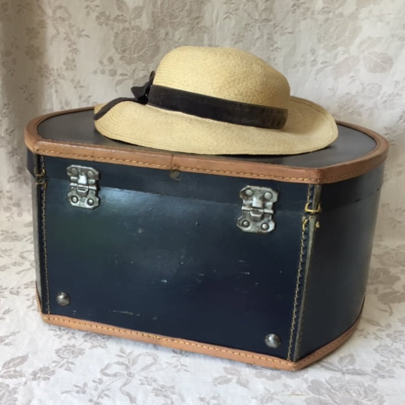 +++ Superb Elegant Antique FRENCH HATBOX Navy Beige Detailing with Lady/'s Vintage STRAWHAT Faded Velvet Ribbon Early 1900/'s Interior Design
