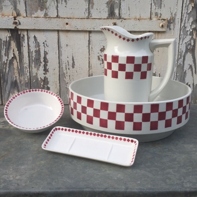 Superbe Old Vtg Français Countryfarm Ceramic Toilet Set Pitcher Basin et 2 Assiettes Blanc/Rouge Lus