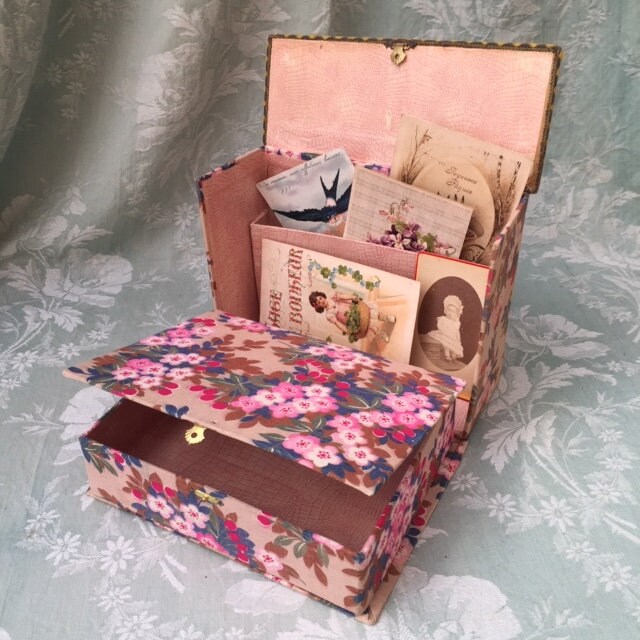 Fab Art Déco 1930 Set 2 Boudoir Fabric Boxes Antique Tissu Couleurs Sourdes Bleu Sarcelle/Rose Carto