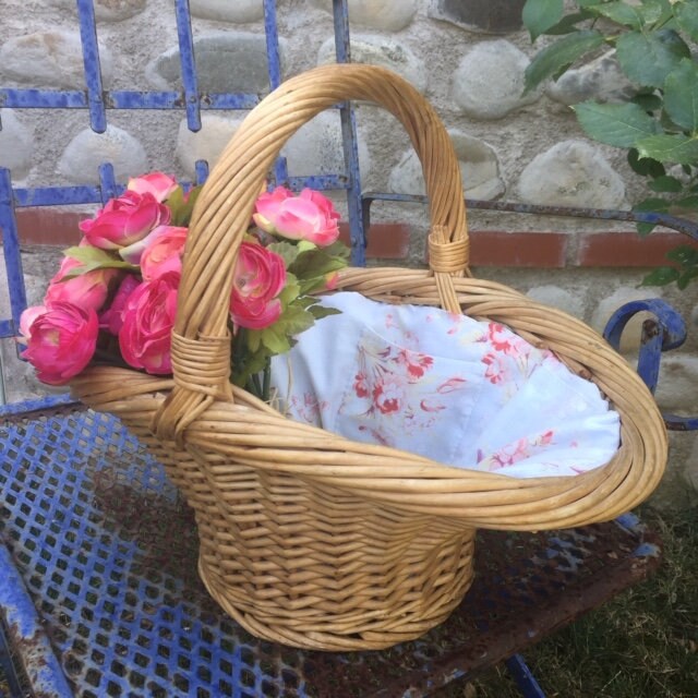 Adorable Vintage Français Wicker Basket Type de Forme Mariage Rose Délavée Floral Tissu Cuisine Véra