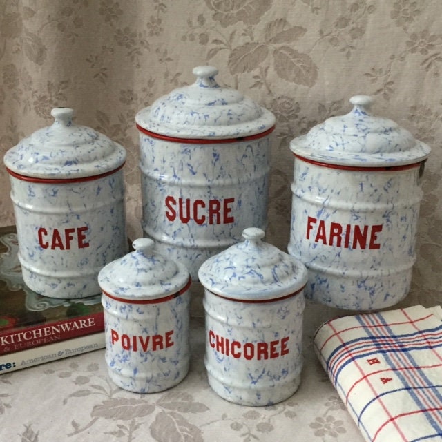 Antique Français Cuisine Enamelware Canister Set Blanc/Bleu Vein Motif Rouge Lettrage et Bords Count