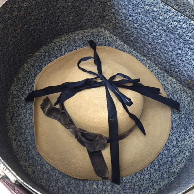+++ Superb Elegant Antique FRENCH HATBOX Navy Beige Detailing with Lady/'s Vintage STRAWHAT Faded Velvet Ribbon Early 1900/'s Interior Design