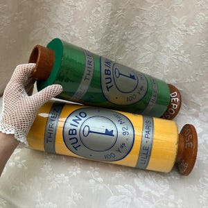 GiANT FACTiCE 15.75&quot;H Vtg French CoLLECTABLE Dummy THREAD SPOOL HABERDAsHERY SToRE Display ADVERTISiNG TUBINO PARiS Green/Yellow Spools DECo