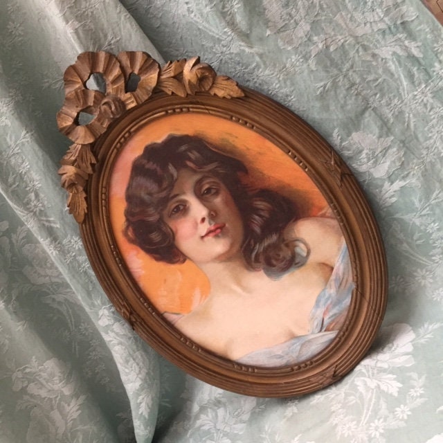 Fab Français Années 1900 Print Chromo Portrait Lovely Young Lady in Blue Dress Wooden Carved Frame R