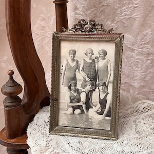Evocative 1925s FLAPPER ErA French PICTURE FRAME Bathing Beauties Beach RiBBONBoW Topper Underglass PostCard Picture 4.5"x2.75"(11,5cmx7cm)