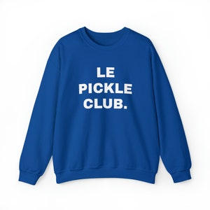 Könnte beinhalten: Ein königsblauer Pullover mit dem Aufdruck "LE PICKLE CLUB." in Weiß.
