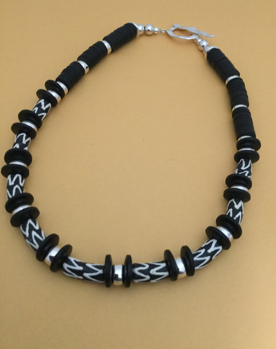 Collana girocollo ecrù sabbia in seta e perle di legno, tinture ecologiche