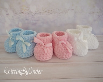 White winter baby boots Crochet baby booties Infant shoes Christening winter baby boots Unisex baby gift Christmas baby gift Neutral boots