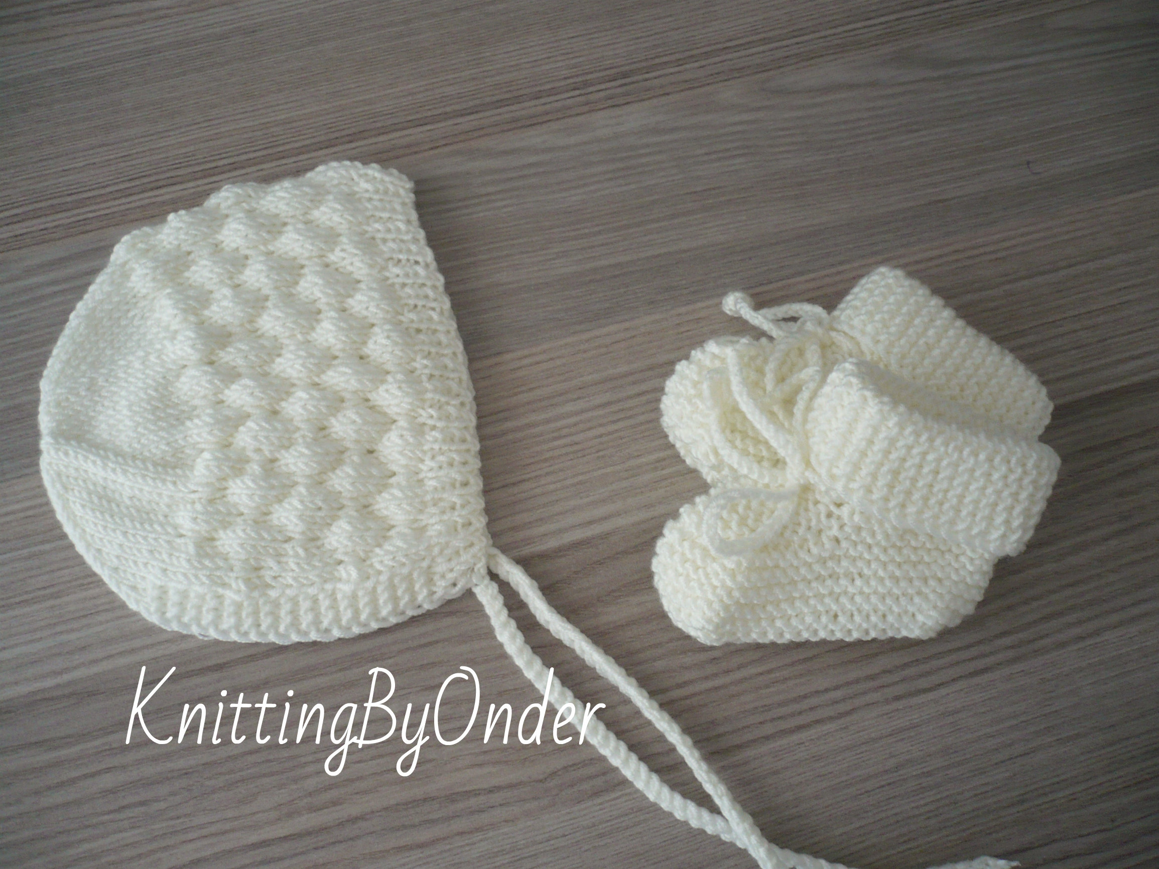 SZ00000 BONNET AND BOOTIES SET  HAND KNITTED BRAND NEW 