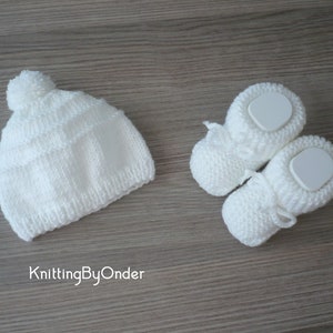 Hand knit baby hat and booties, Baby pom pom hat, Knit baby beanie, Knit baby booties, Newborn gift, Newborn hat & shoes