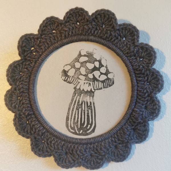 cadre au crochet et gravure champignon gris