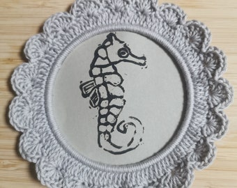 cadre au crochet et gravure hippocampe gris