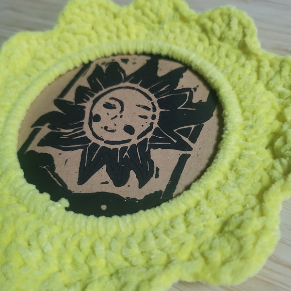 cadre au crochet et gravure soleil jaune