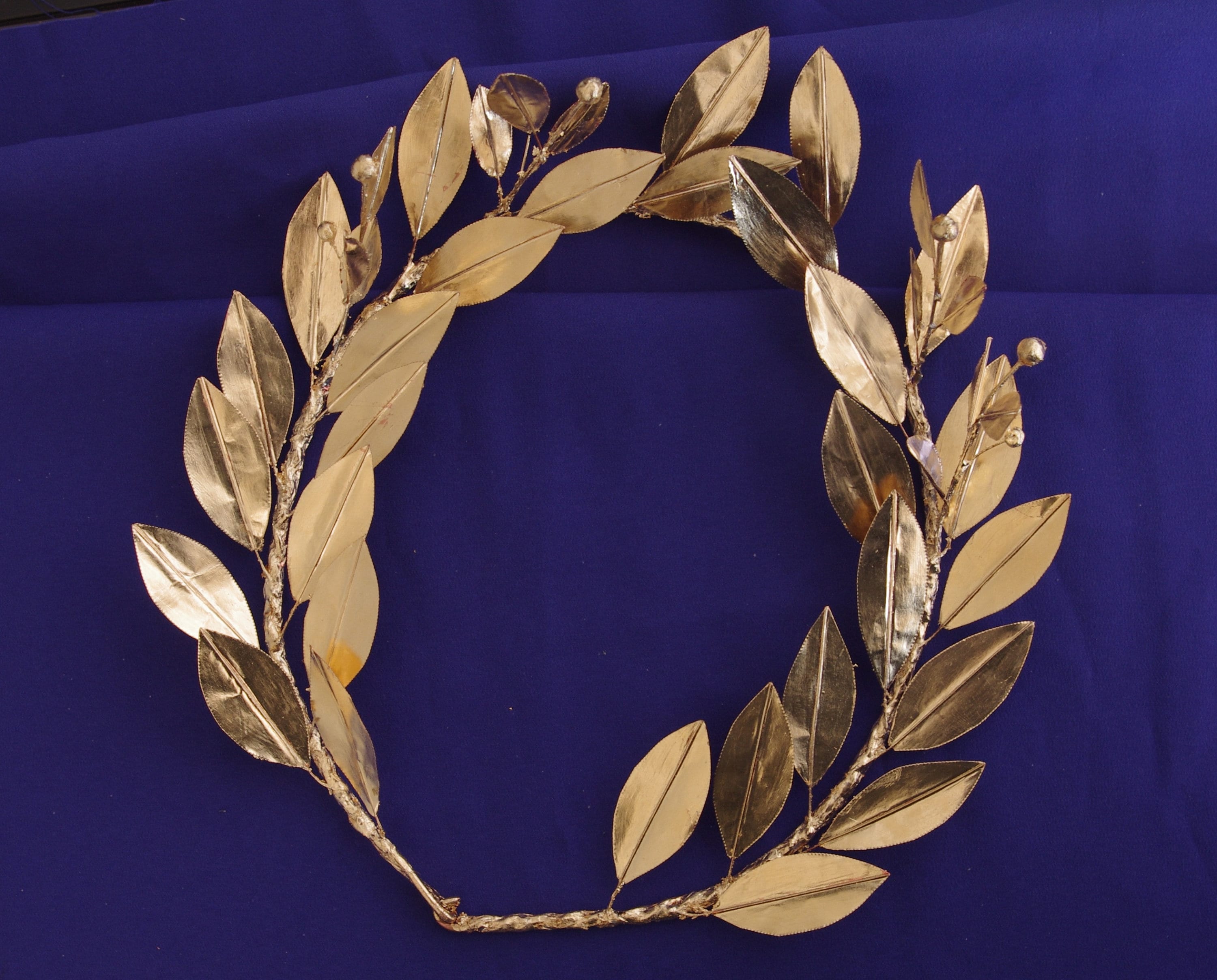 Couronne de couronne de laurier doré avec baies de fruits, style grec  ancien, feuilles de laurier, couronne de feuilles, bandeau décoratif -   France