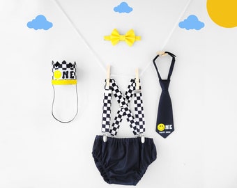 Ein Happy Dude Cake Smash Outfit, ein Happy Dude 1st birthday Outfit Boy, ein Happy Dude Geburtstagskrone, ein Happy Dude Krawatte, ein Happy Dude