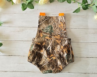 tenue de fracas de gâteau camo de chasse, un anniversaire de canard chanceux, une tenue d'anniversaire de garçon de plein de cerf, la grande tenue de chasse de cerf, barboteuse de realtree
