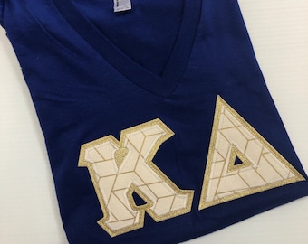 Camisa con cuello en V y letras de la hermandad griega de American Apparel en azul lapislázuli con letras en dorado metalizado y blanco