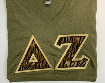 Camisa griega de hermandad con cuello en V y letras en verde militar con rayas de tigre