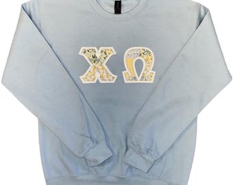 Sudadera con letras griegas de hermandad azul claro con letras de diseño de patchwork