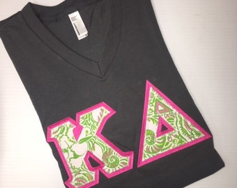 Camiseta de cuello en V con letras griegas Kappa Delta