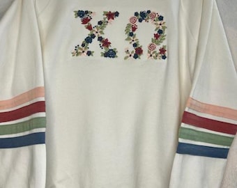 Sudadera con letras griegas de hermandad y letras florales cosidas