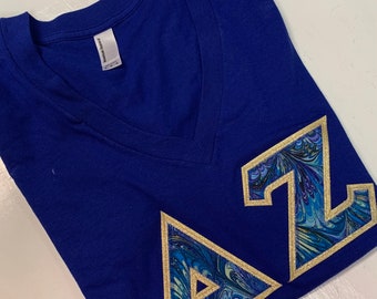 Camisa con cuello en V y letras de la hermandad griega de American Apparel en azul lapislázuli con letras de pavo real en dorado metálico y azul/verde