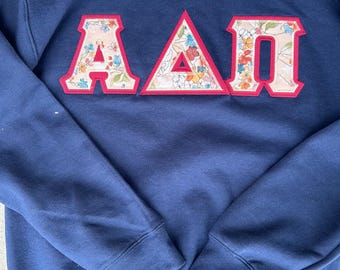 Sudadera de hermandad griega azul marino con letras florales