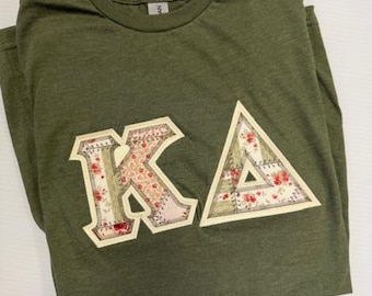 Camiseta de hermandad griega Gildan con letras en color verde cactus