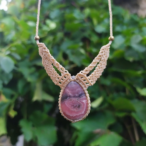 collier en micro macramé avec rhodochrosite, collier macramé, collier rhodochrosite, collier micro macramé, pierre naturelle rhodochrosite