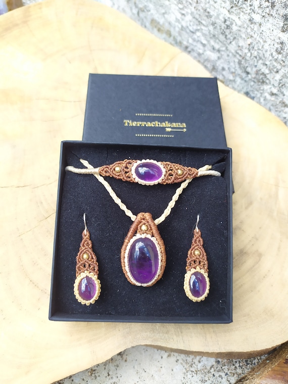 parure d'améthyste en micro macramé; collier améthyste, bracelet améthyste, boucles d'oreilles améthyste, coffret bijoux
