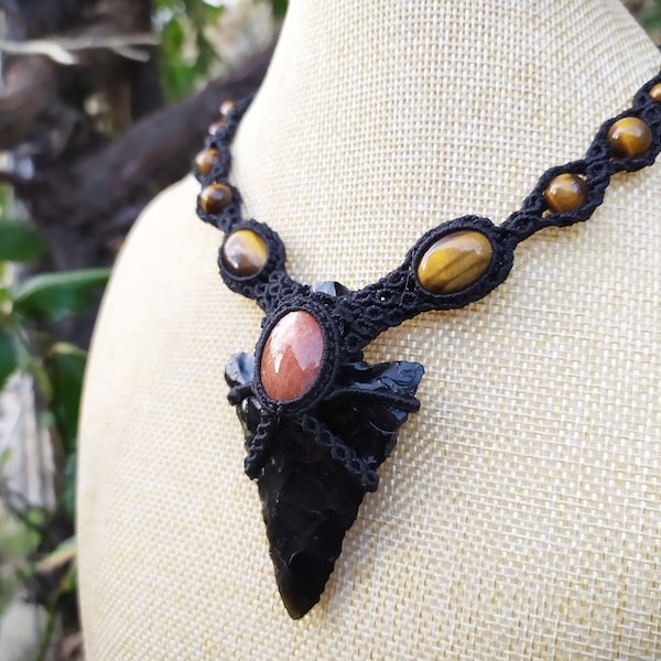 collier macramé avec pointe obsidienne, pierre de soleil et oeil de tigre, collier créateur, collier festival, gothique, médiéval