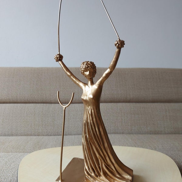 Sculpture en bronze d'Alice au pays des merveilles Salvador Dali nombre d'or vintage