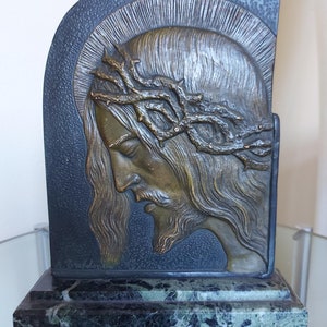 Könnte beinhalten: Eine Bronzeskulptur des Kopfes Jesu Christi mit einer Dornenkrone, montiert auf einem grünen Marmorsockel. Die Skulptur ist signiert mit "A. Befoloni".