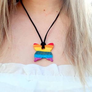 Rainbow Butterfly LGBT Pride Pendentif Collier, Gay / Lesbian Pride Flag Collier, Rainbow Pride Collier, LGBTQ LGBT Love is Love Bijoux