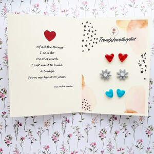 Daisy und rote Herz Ohrstecker Set mit personalisierter I Love You Gedicht Karte, Süßes Schmuck Geschenk für Freundin, Romantisches Liebesgeschenk für sie