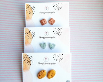 Brincos de coração de pedra de mármore, brincos pequenos minimalistas, brincos minúsculos delicados, brincos de argila de polímero com glitter, brincos de coração de amor
