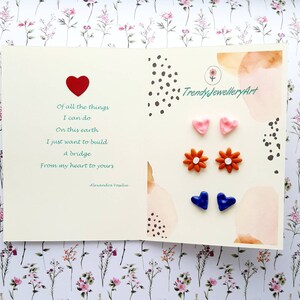 Daisy en hart kleine sierlijke oorbellen set voor dochter van moeder of vader, tiener verjaardagscadeau, schattige liefde sieraden cadeau voor vriendin