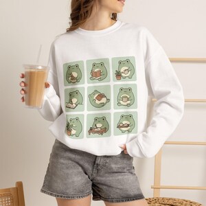Sudadera con rana adorable Gildan Pullover Amante de las ranas anfibias Matcha Barista Lifestyle Gift / Regalos de plantas de café con ranas lectoras para ella