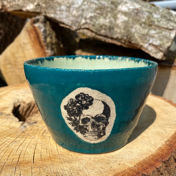 Cache pot - Porte bougie - Bol en céramique crâne / Handmade ceramic Bowl - Planter - trinket dish - candle holder - turquoise blue skull