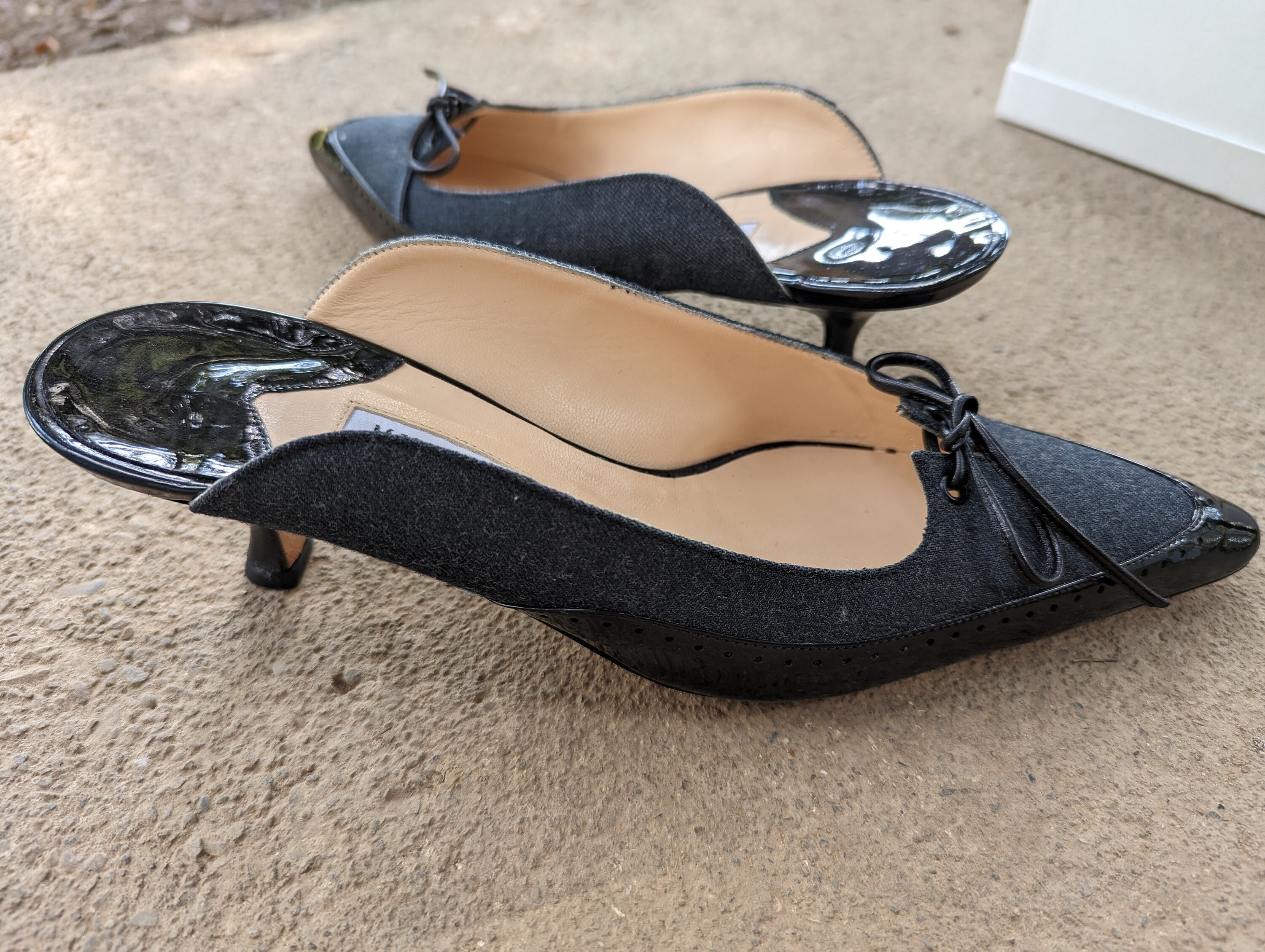 Manolo Blahnik Gray Linen Black Patent Wingtip Trim Mule Kitten