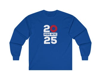 Puede incluir: Camiseta de manga larga azul real con texto gráfico blanco y rojo. El texto incluye los números "20" y "25", con "MSG-NYC" en medio. El número "20" tiene un círculo rojo en el centro.